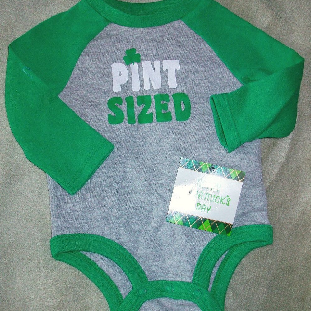 🍀Saint Patrick’s Day "Pint Sized" Humor Long Sleeve Onesie Bodysuit Gray Green